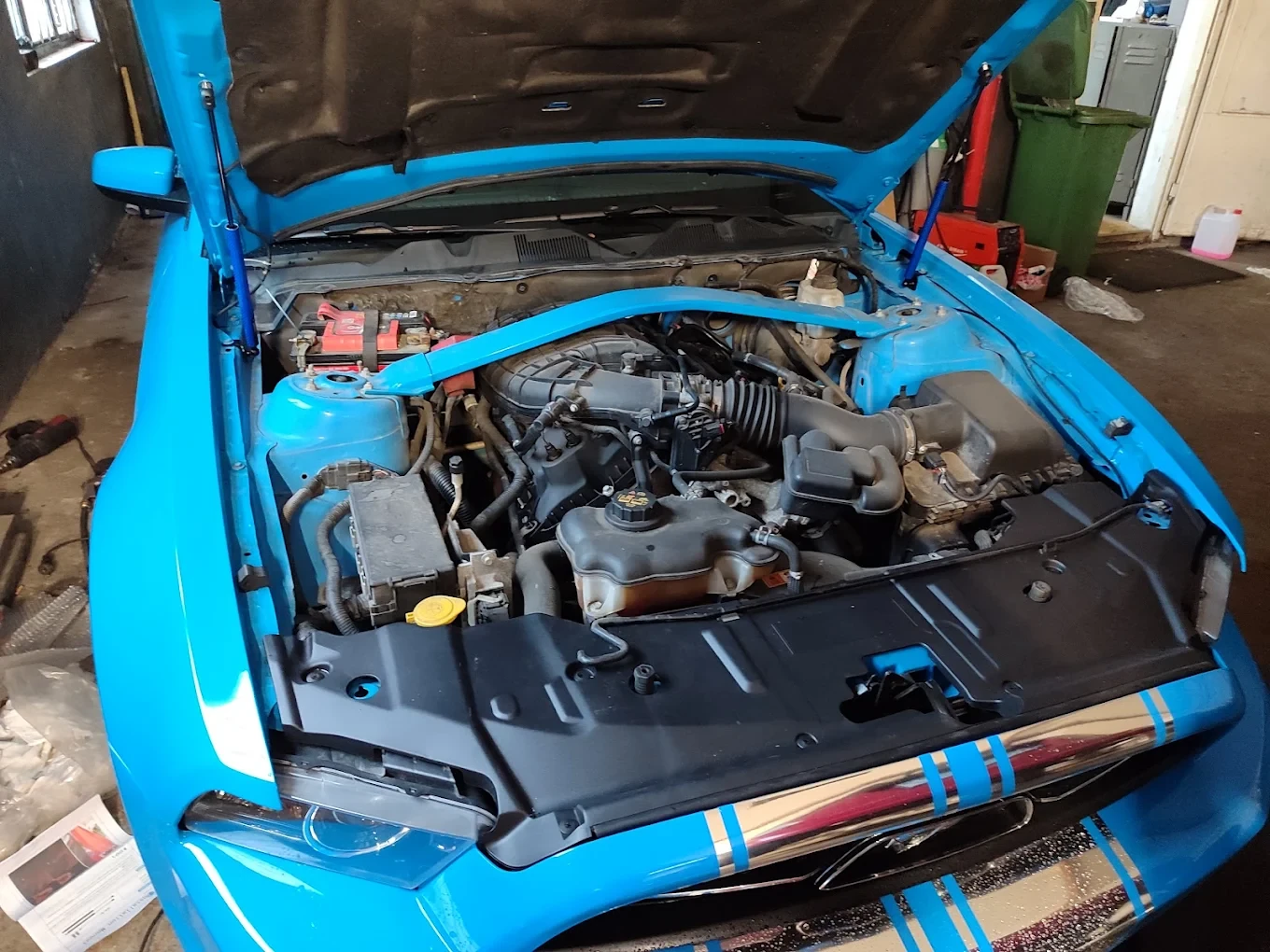 Komora silnika podczas przeglądu mechanicznego w serwisie samochodowym Stalowa Wola