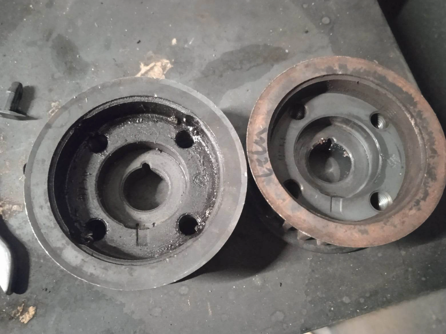 Zużyte koła pasowe silnika przygotowane do naprawy w warsztacie mechanicznym Stalowa Wola