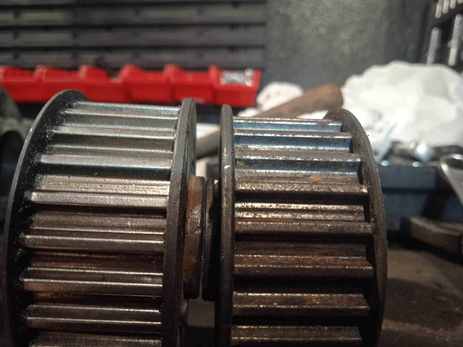 Porównanie zużytych elementów rozrządu podczas naprawy silnika w serwisie Maxicars Stalowa Wola